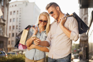 Couple faisant du shopping regardant un téléphone