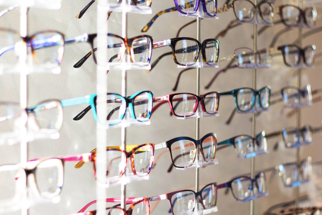Mur de lunettes chez opticien